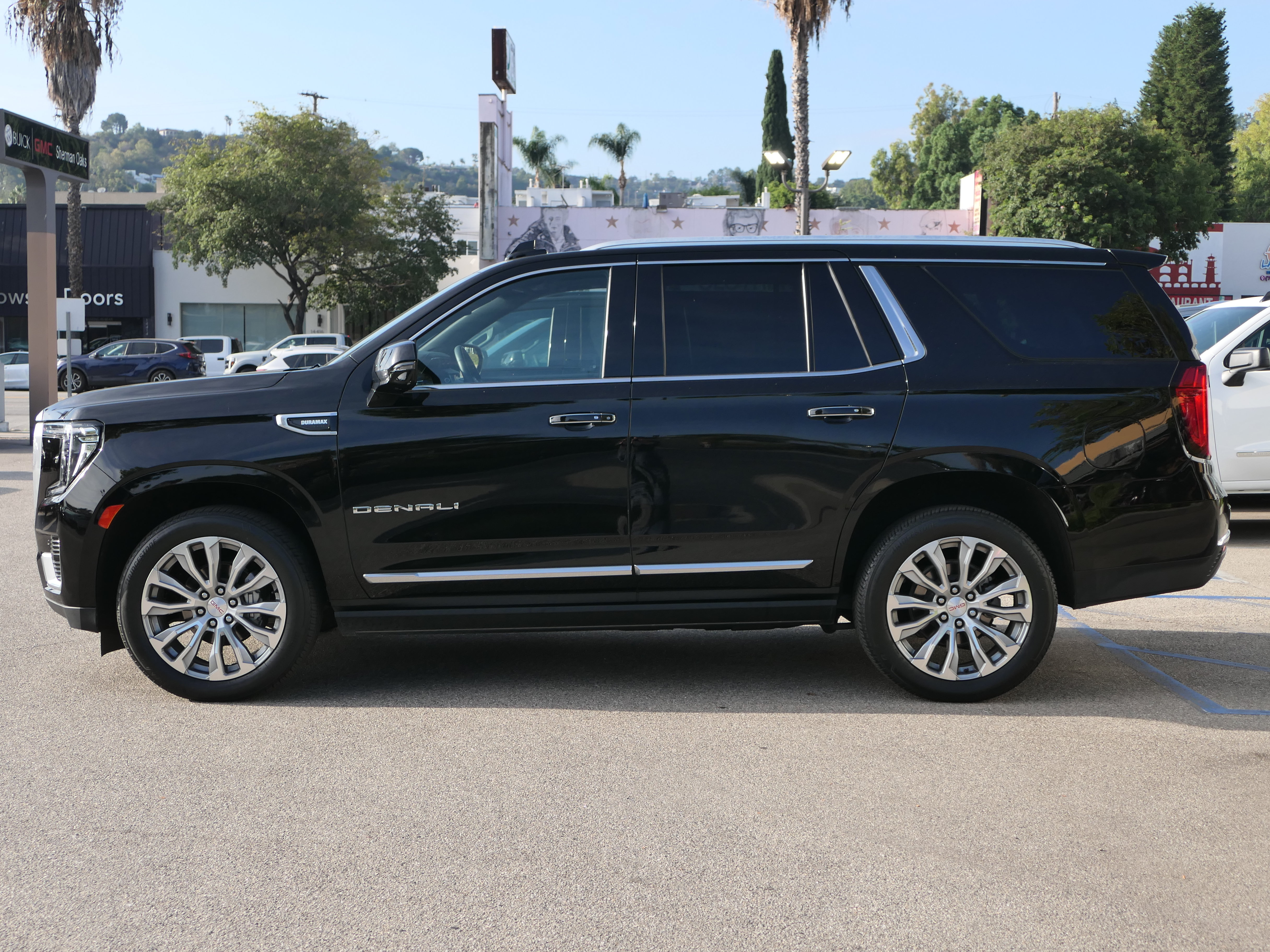 Used 2023 GMC Yukon Denali RWD image 2