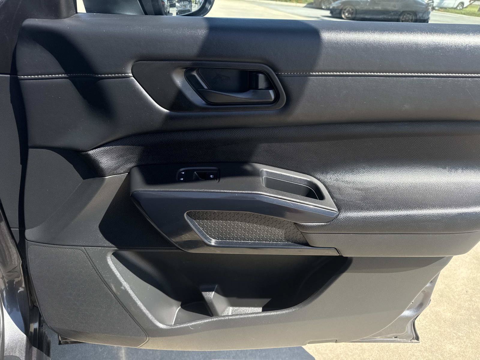 Used 2025 Nissan Pathfinder SV FWD image 13
