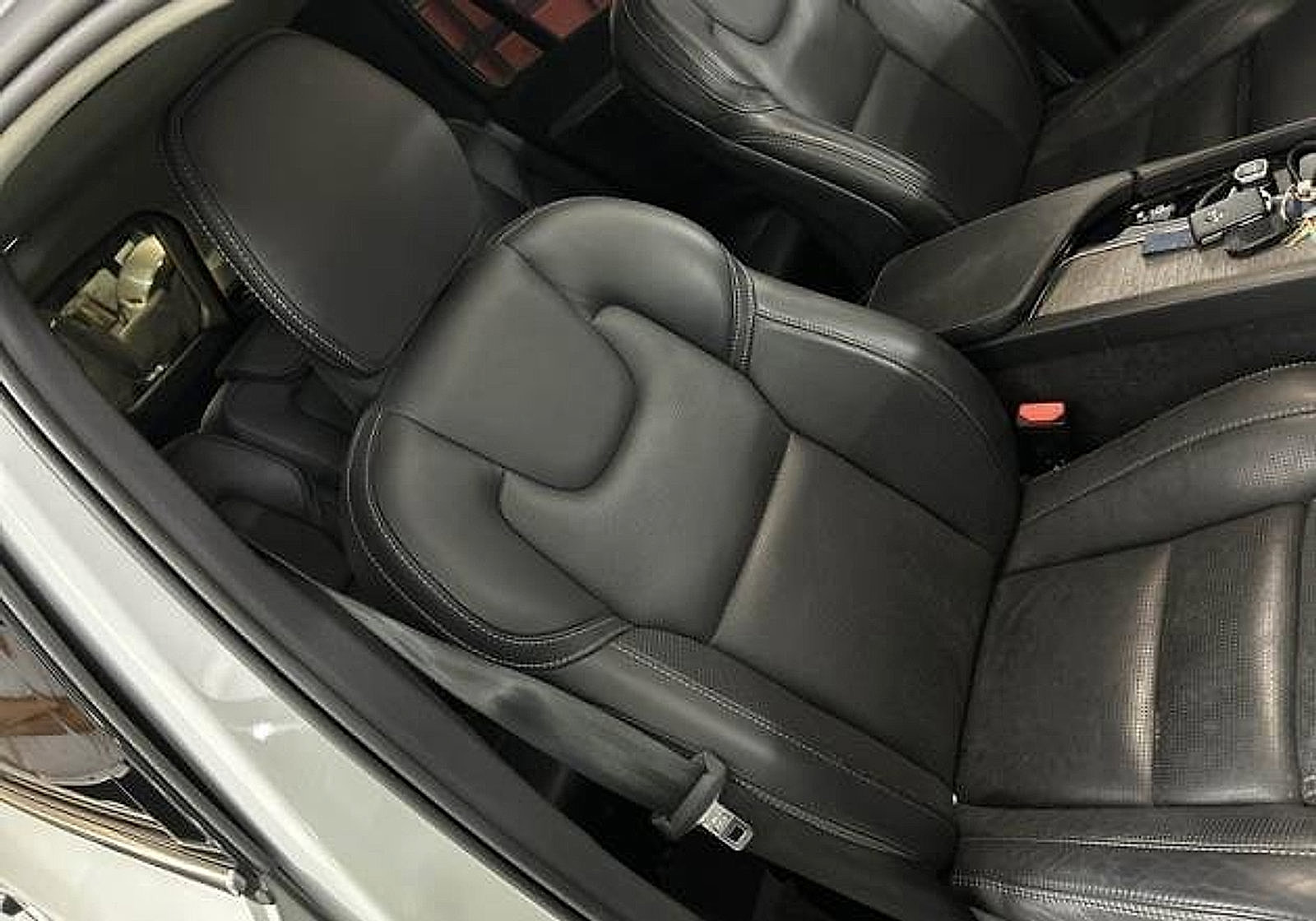 Certified 2024 Volvo XC90 B6 Ultimate w/ Protection Package Premier image 8