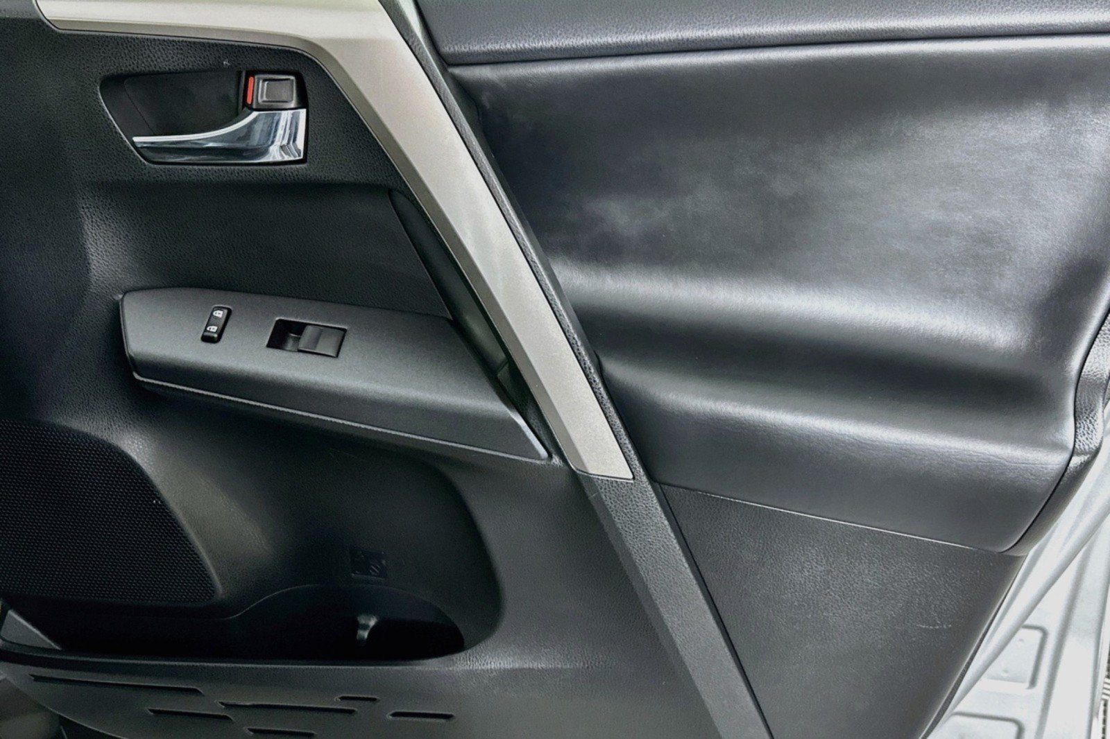 Used 2018 Toyota RAV4 XLE w/ Plus Extra Value Package FWD image 23