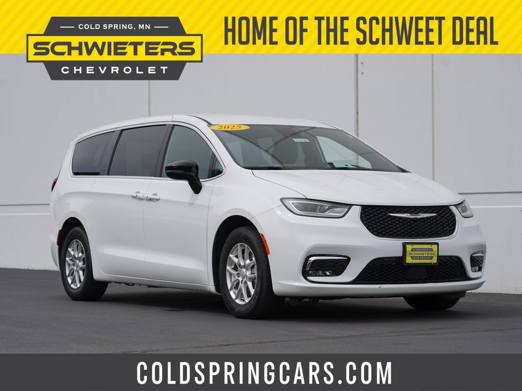 Used 2025 Chrysler Pacifica Select