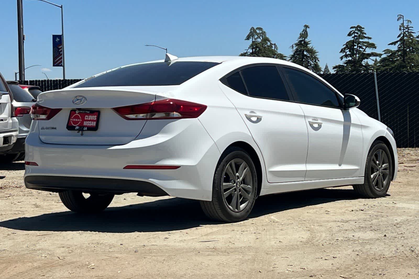 Used 2017 Hyundai Elantra SE FWD image 3