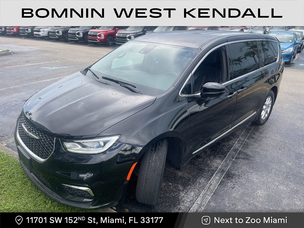 Used 2025 Chrysler Pacifica Select