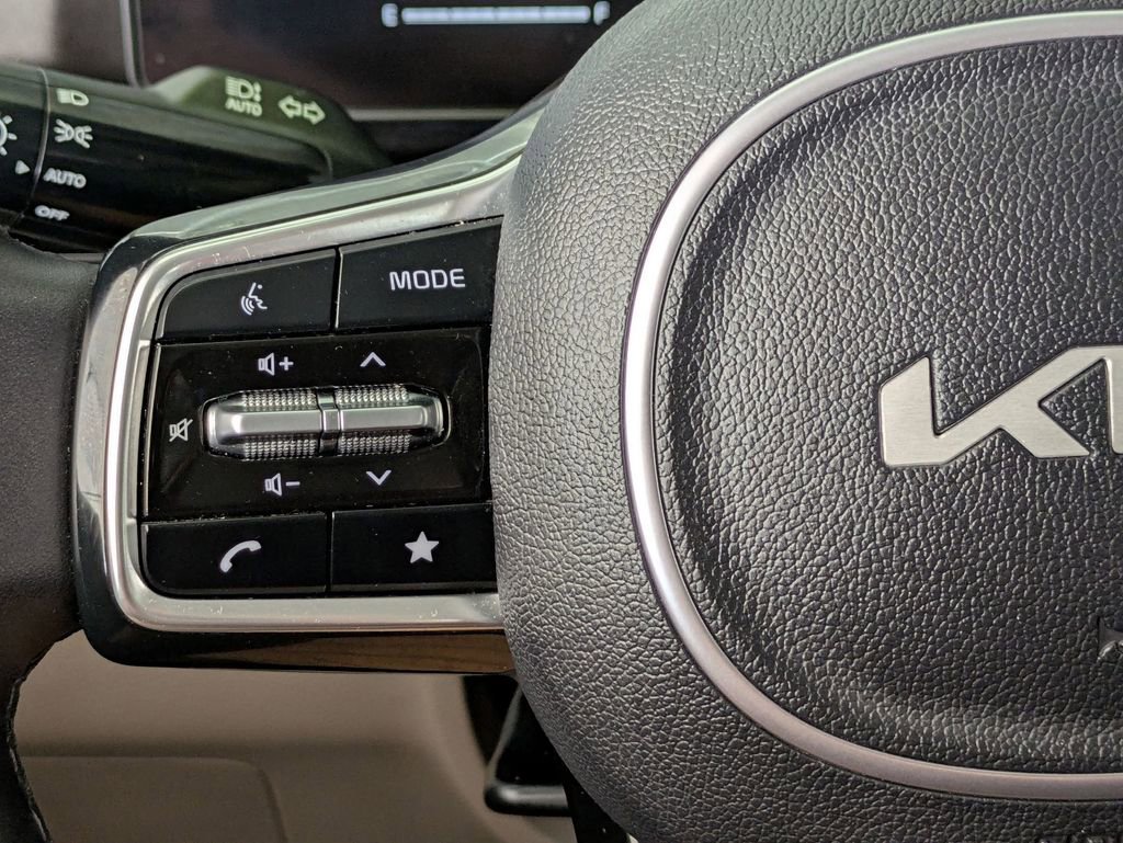 Used 2025 Kia Carnival LXS image 20