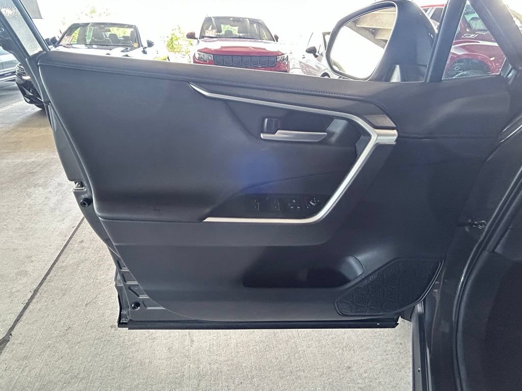Used 2025 Toyota RAV4 XSE AWD/4WD image 18