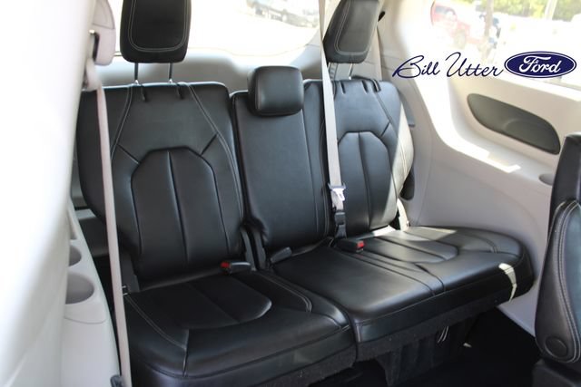 Used 2023 Chrysler Pacifica Touring-L FWD image 13