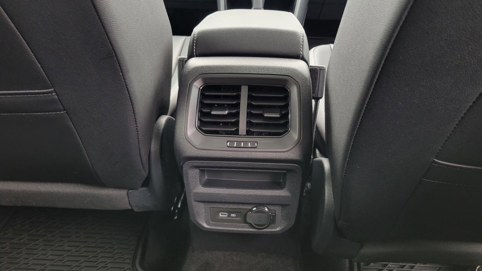 Certified 2023 Volkswagen Tiguan SE w/ Panoramic Sunroof Package image 44