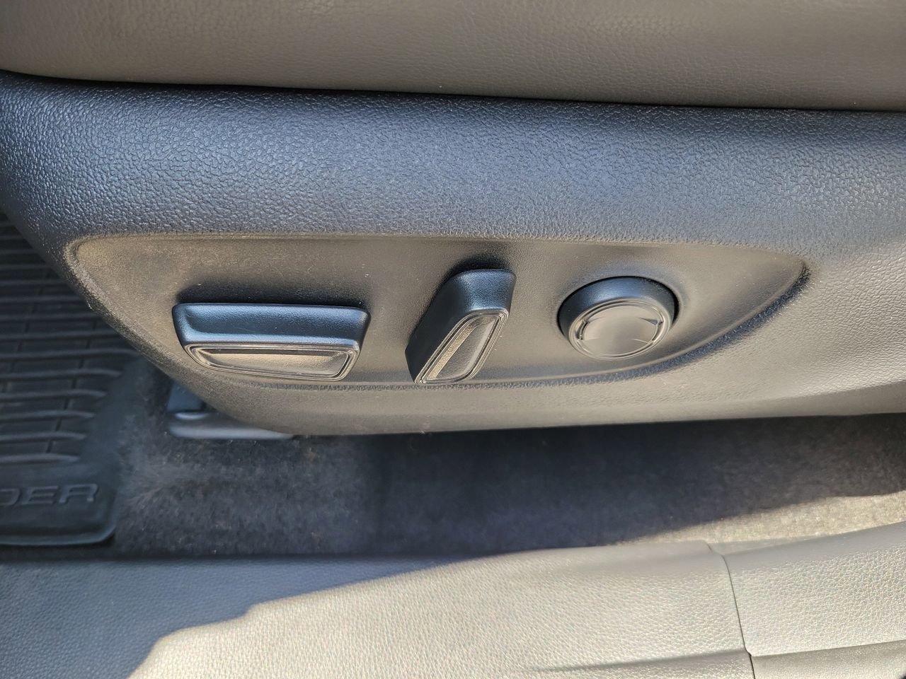 Used 2023 Toyota Highlander XLE FWD image 17