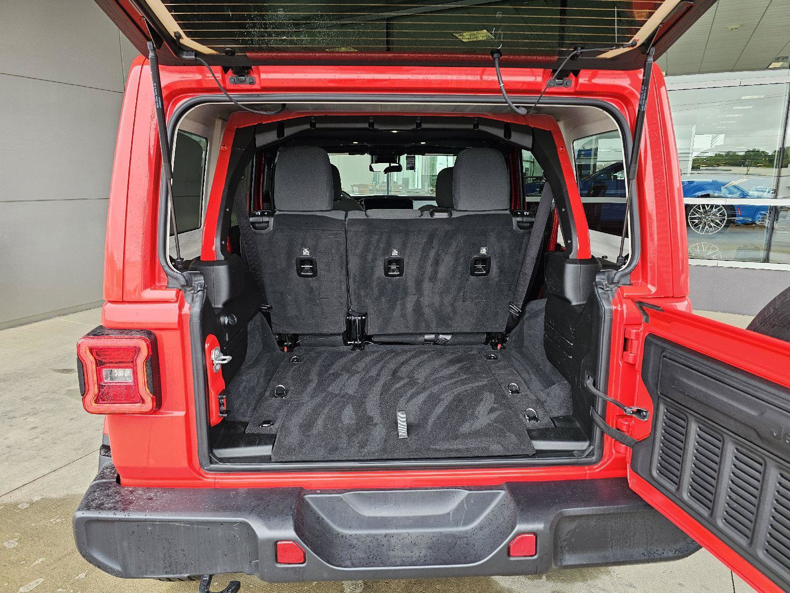 Used 2025 Jeep Wrangler Unlimited Sahara AWD/4WD image 15