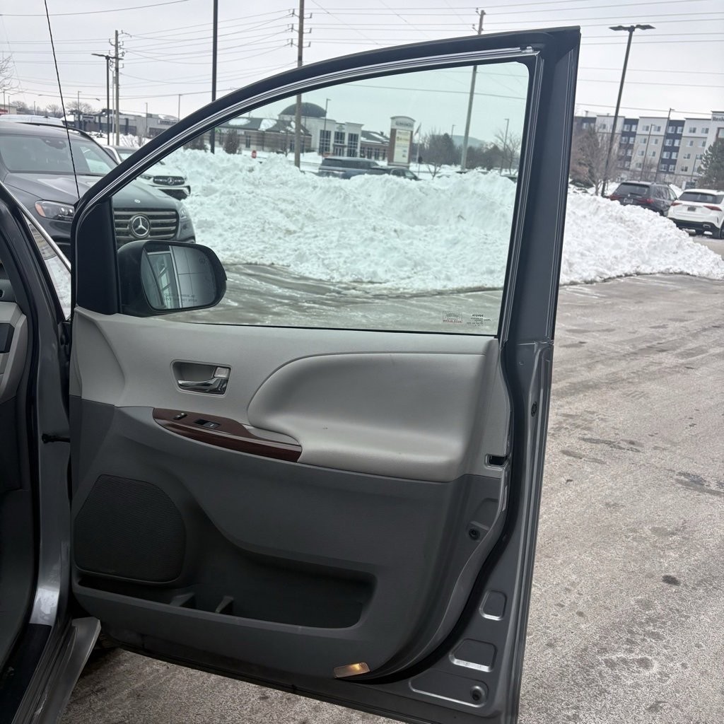 Used 2014 Toyota Sienna XLE image 24