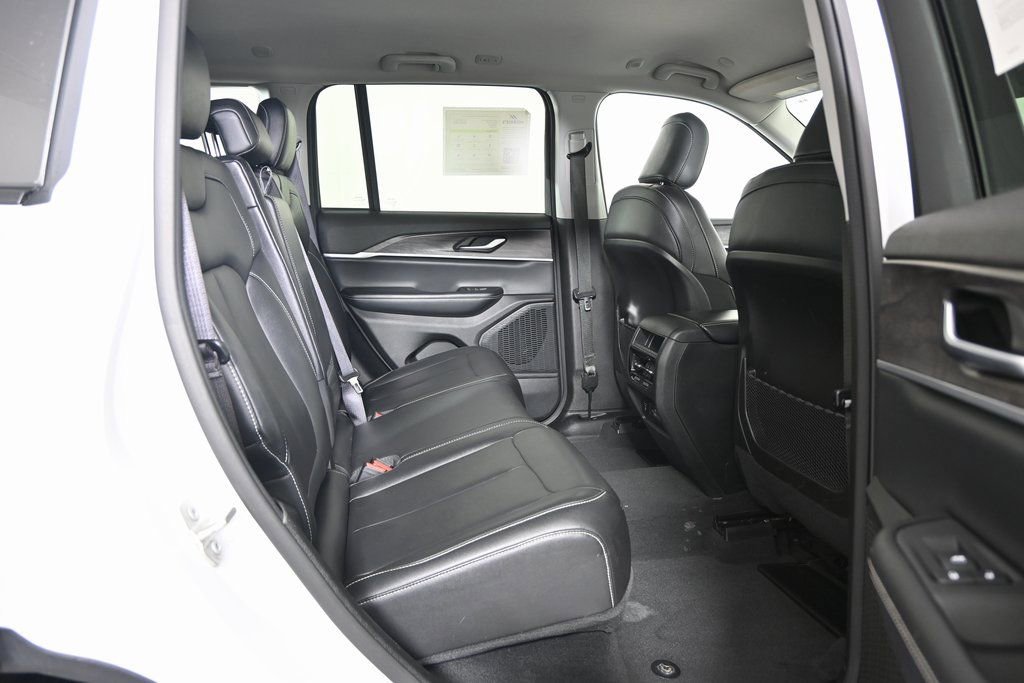 Used 2023 Jeep Grand Cherokee Limited AWD/4WD image 18