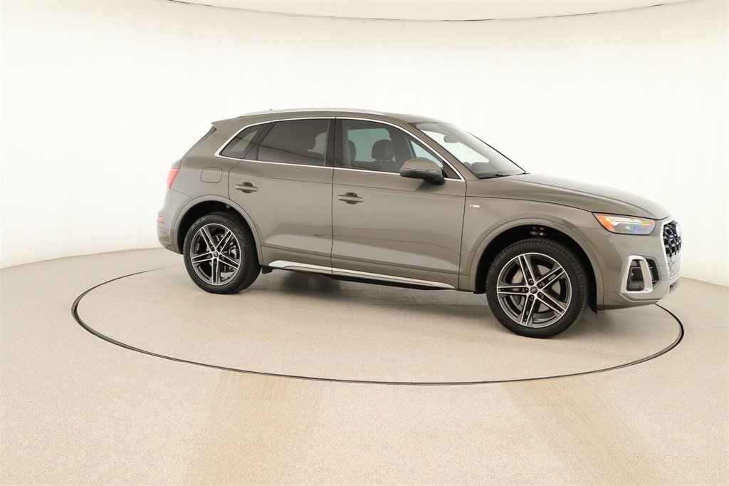Used 2024 Audi Q5 e Premium w/ Convenience Package image 9