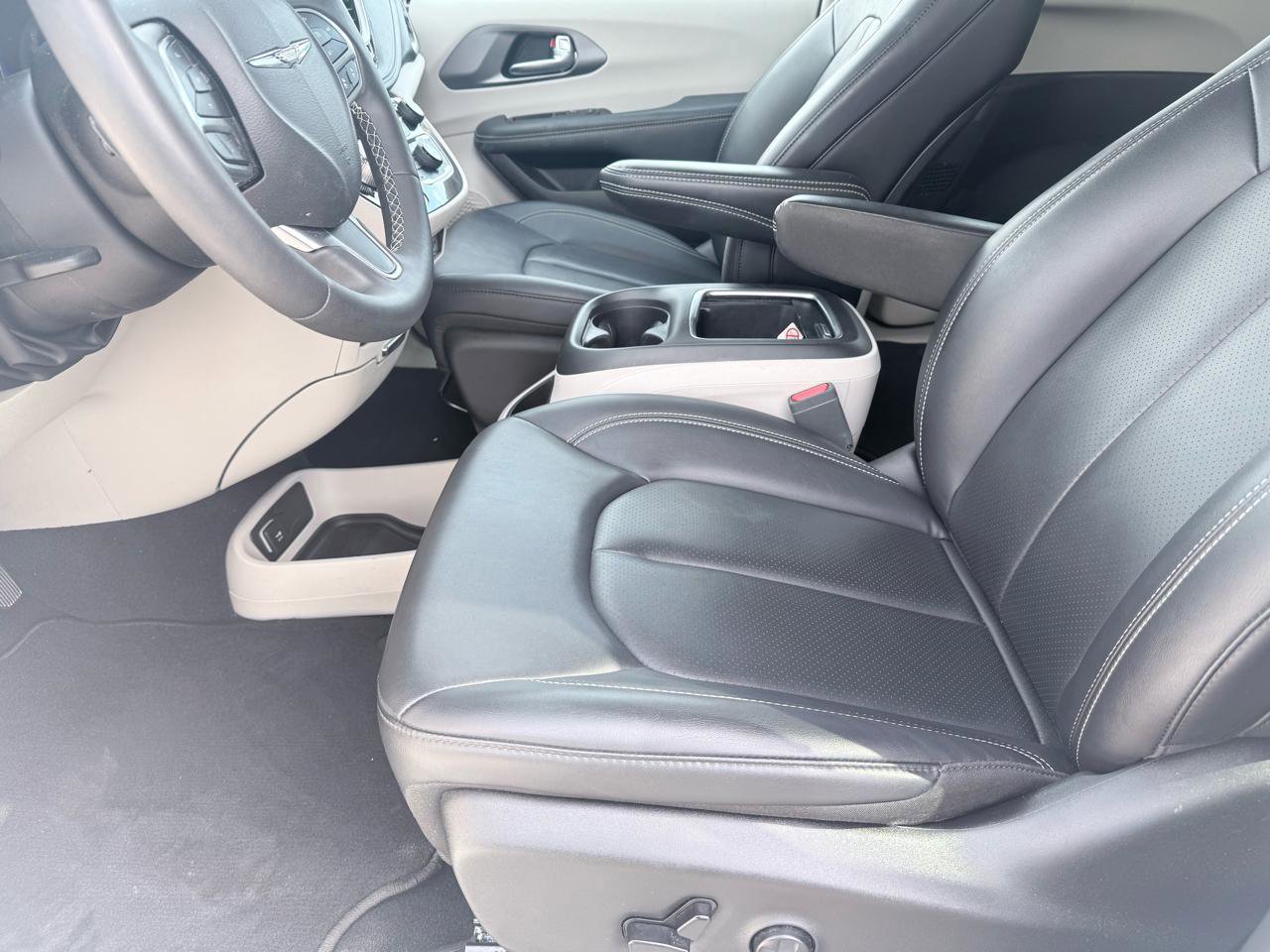 Used 2024 Chrysler Pacifica Touring-L image 15