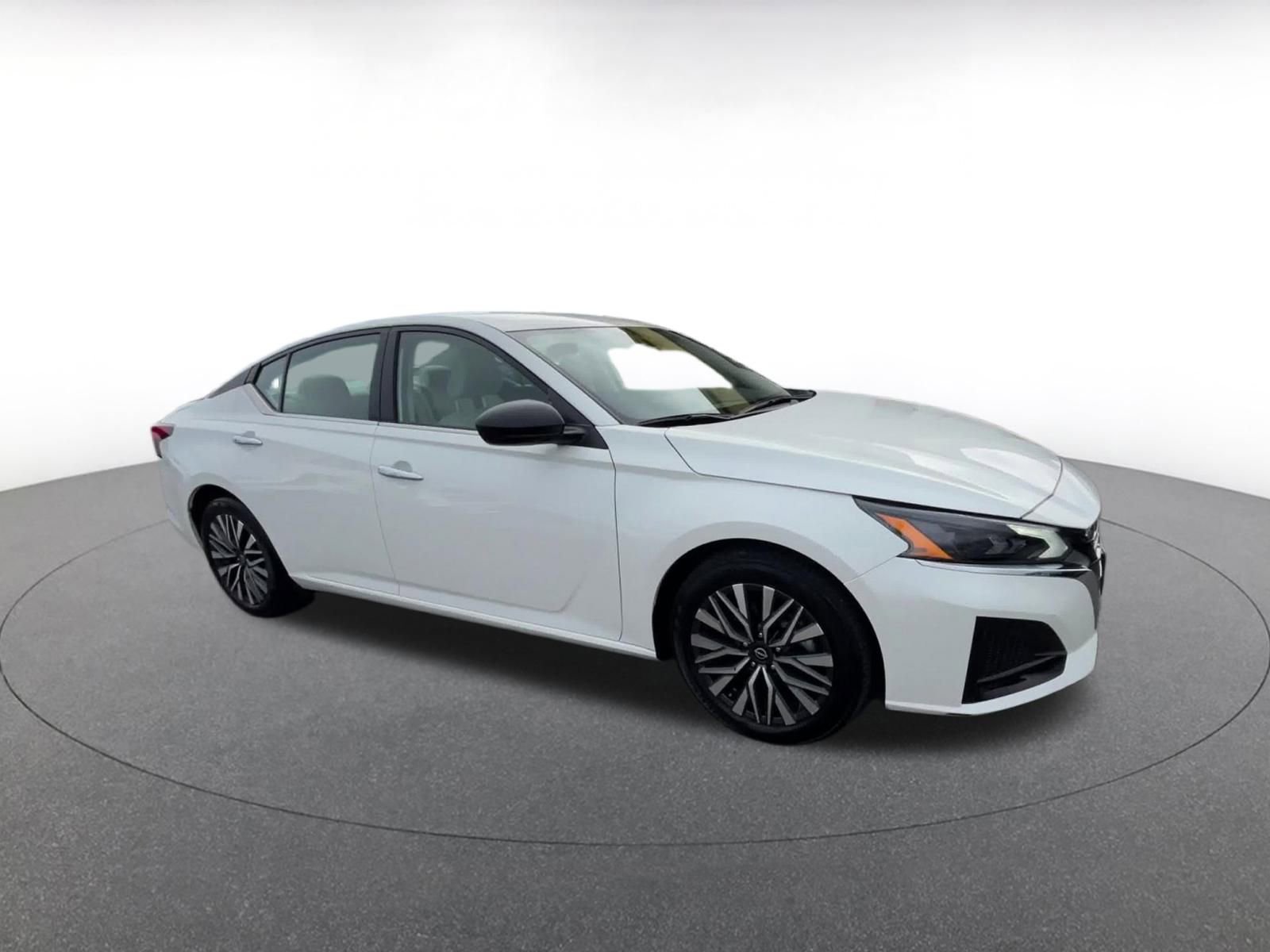 Used 2025 Nissan Altima 2.5 SV image 2