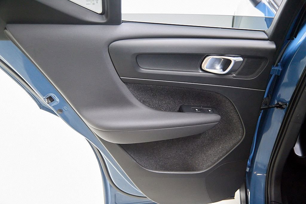 Certified 2023 Volvo XC40 B5 Plus image 18