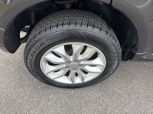 Used 2015 Land Rover LR2 image 9