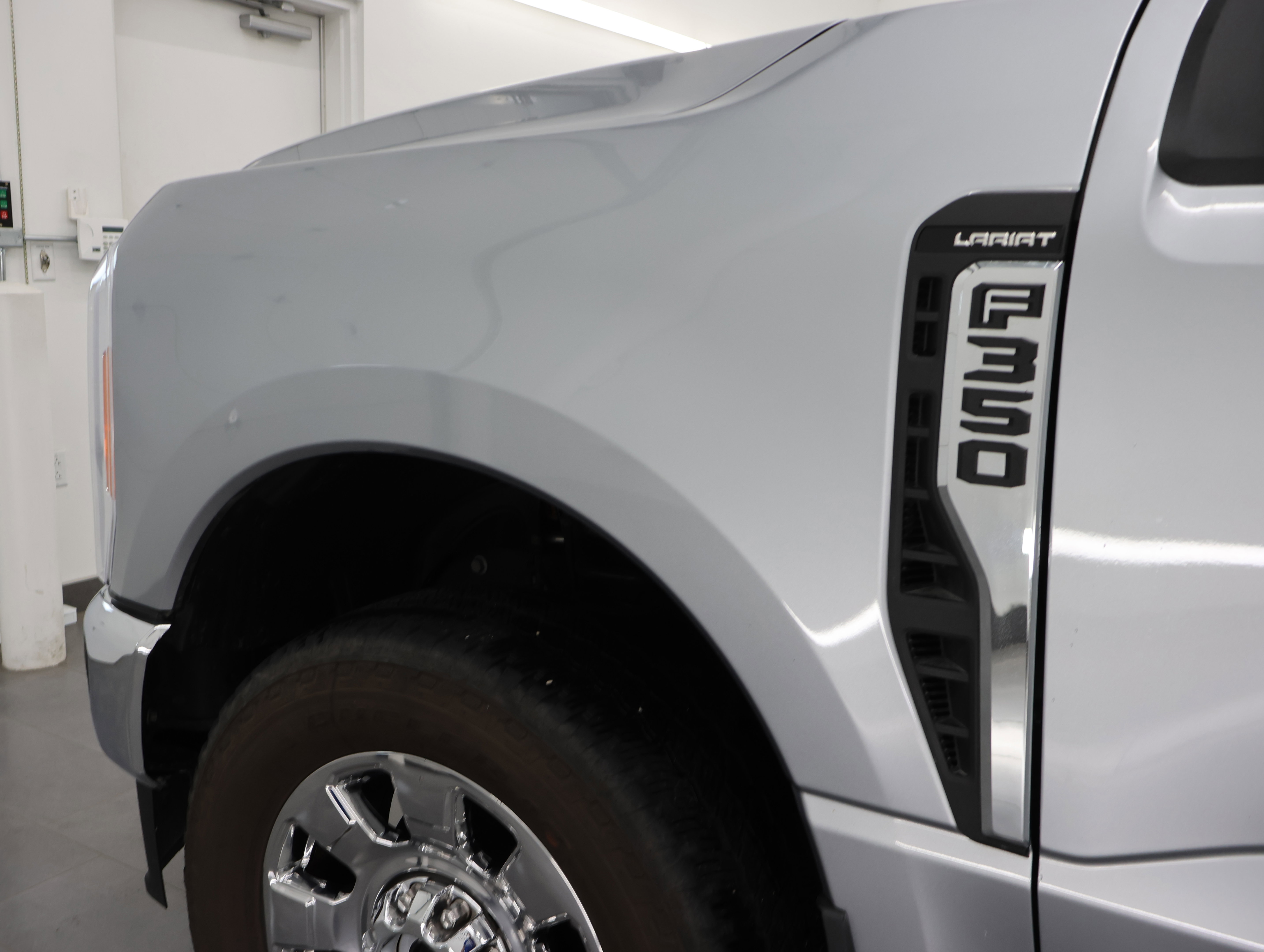 Used 2023 Ford F350 Lariat w/ Lariat Ultimate Package AWD/4WD image 37