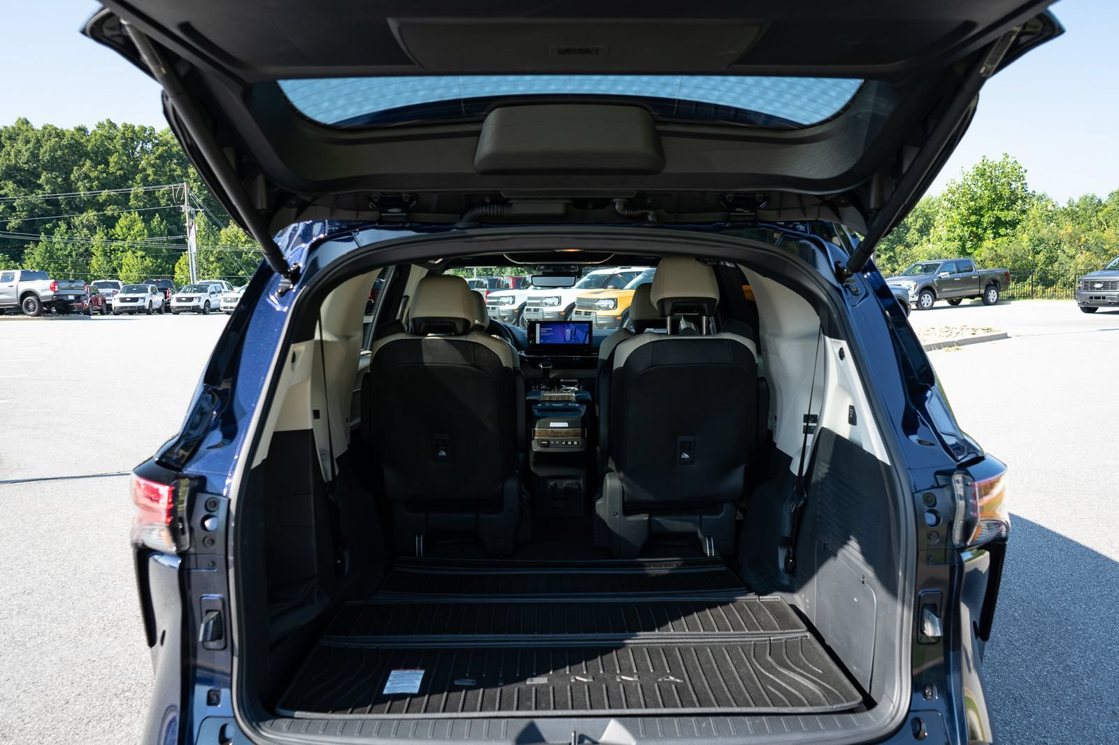 Used 2025 Toyota Sienna Platinum AWD/4WD image 9