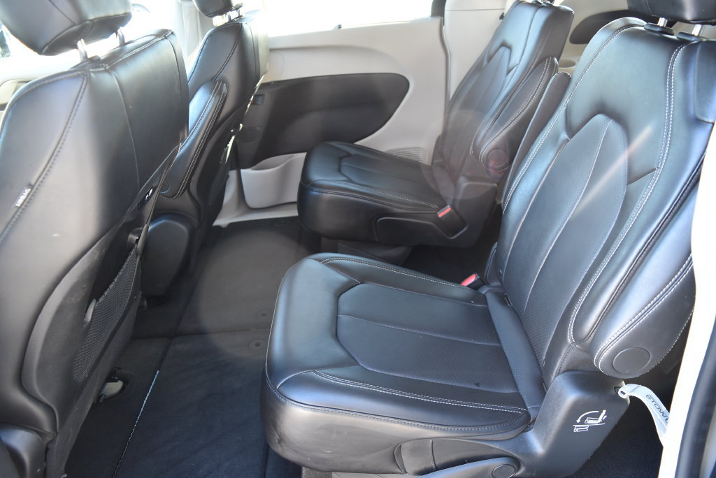 Used 2024 Chrysler Pacifica Touring-L FWD image 9