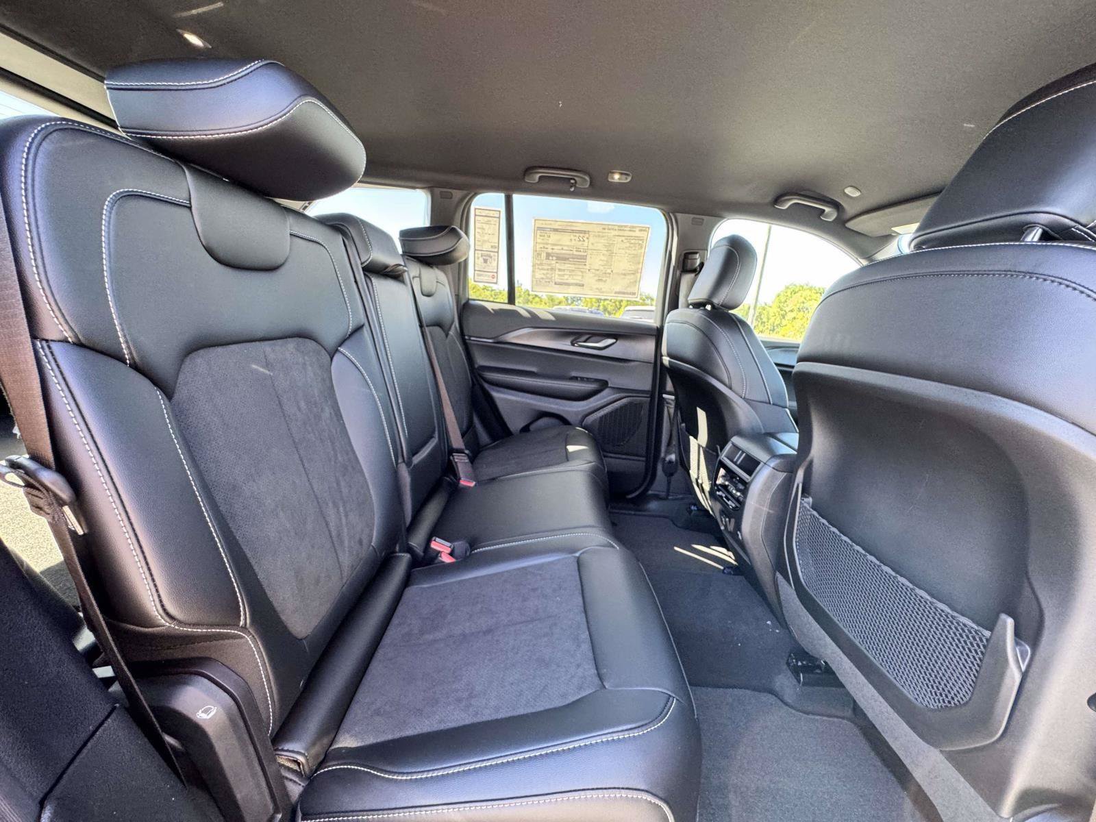 New 2025 Jeep Grand Cherokee Altitude AWD/4WD image 15