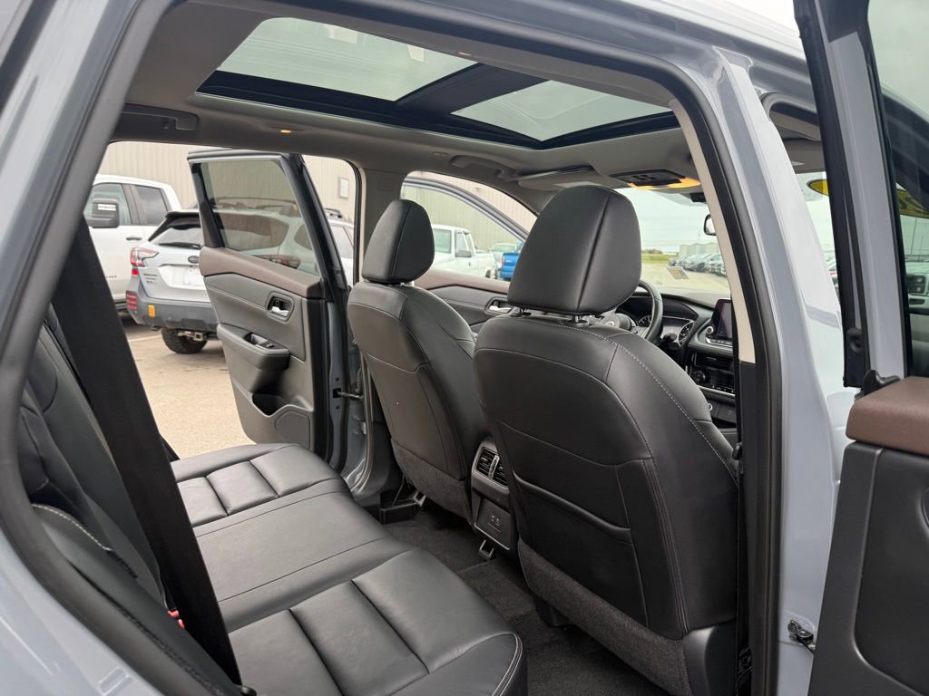 Used 2023 Nissan Rogue SL image 25