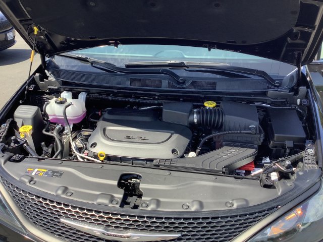 Used 2025 Chrysler Voyager LX FWD image 41