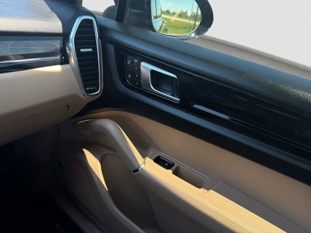 Used 2022 Porsche Cayenne E-Hybrid Coupe AWD/4WD image 17