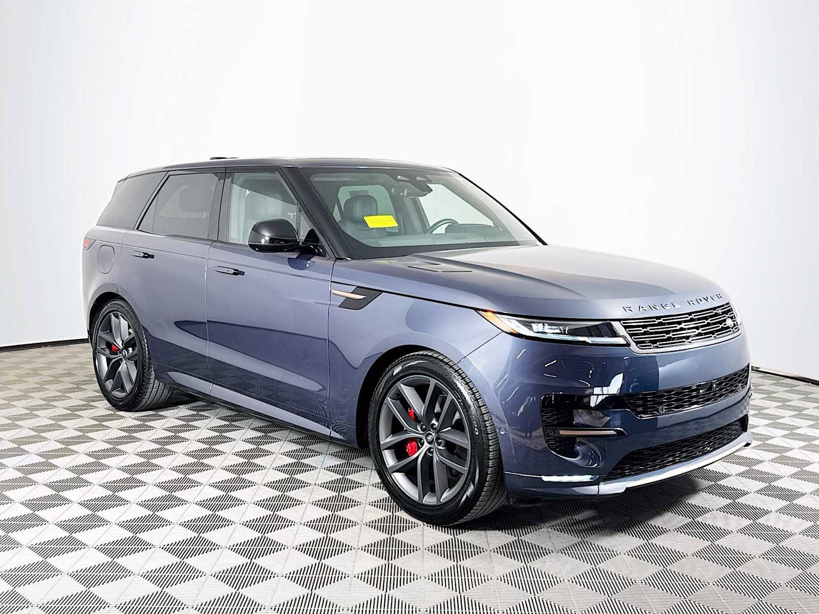 Used 2024 Land Rover Range Rover Sport Dynamic SE image 3