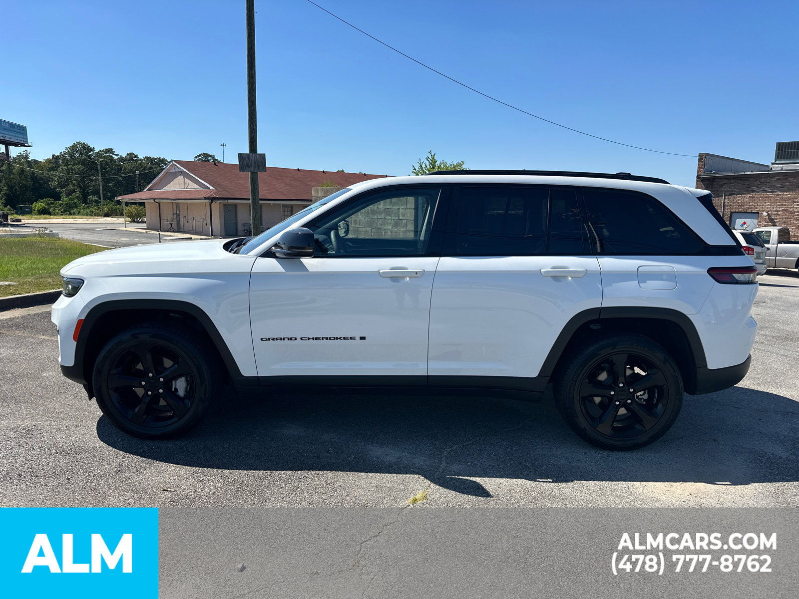 Used 2023 Jeep Grand Cherokee Limited w/ Black Appearance Package AWD/4WD image 9