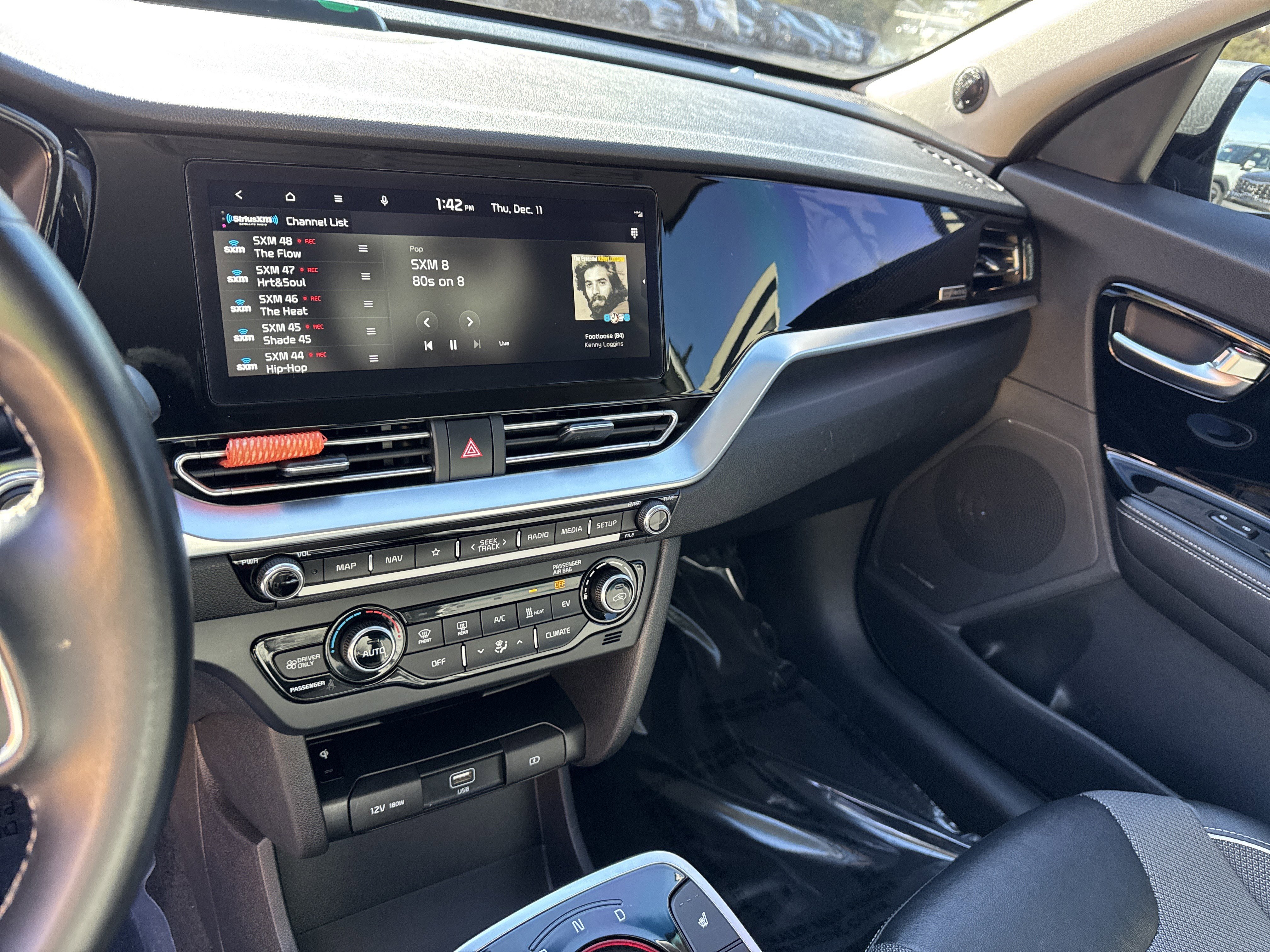 Used 2022 Kia Niro EX image 29