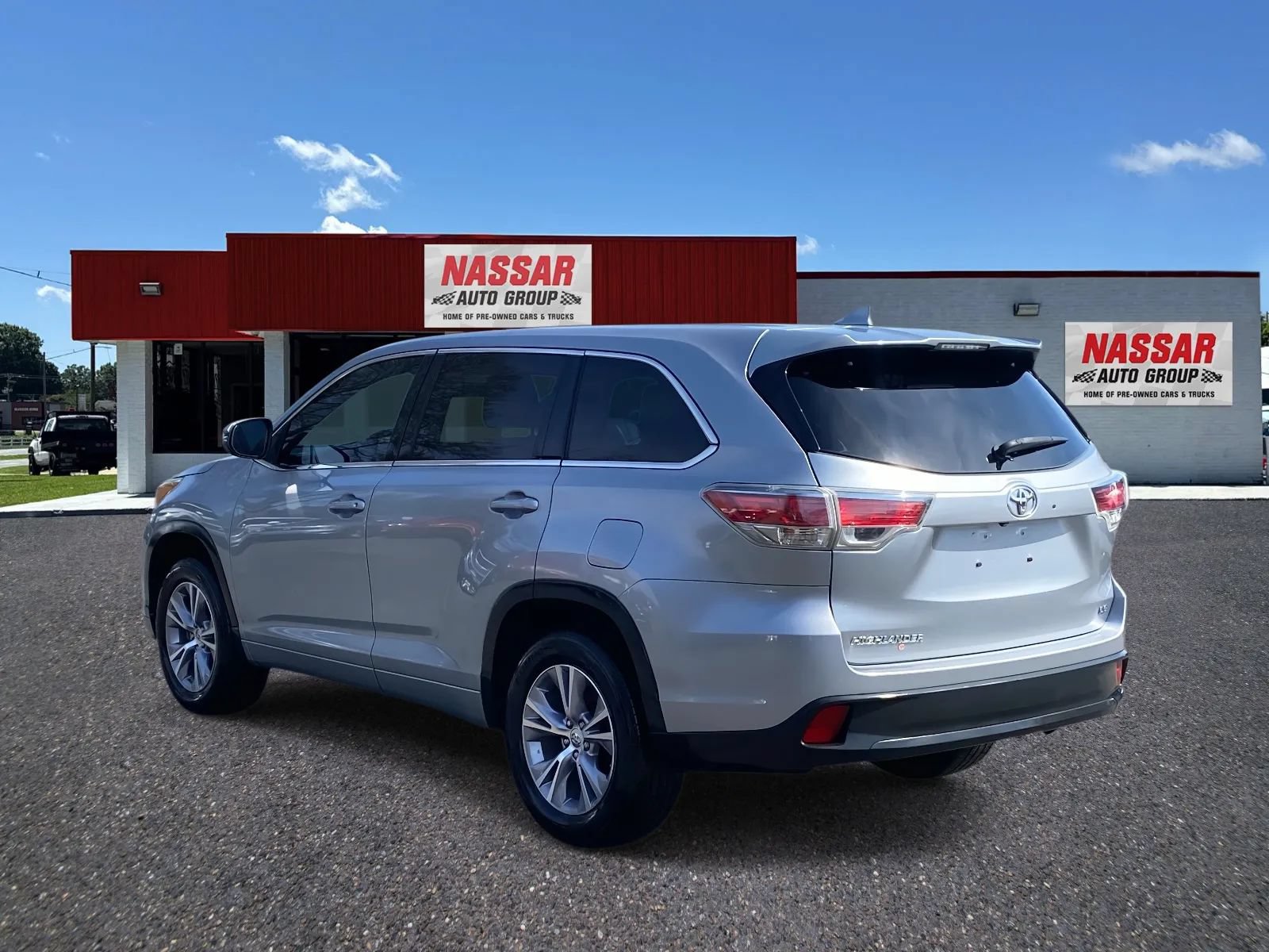 Used 2015 Toyota Highlander Plus FWD image 6