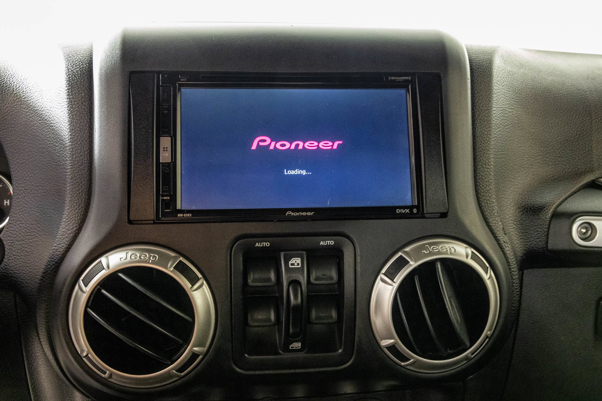 Used 2017 Jeep Wrangler Unlimited Sahara w/ Connectivity Group AWD/4WD image 24