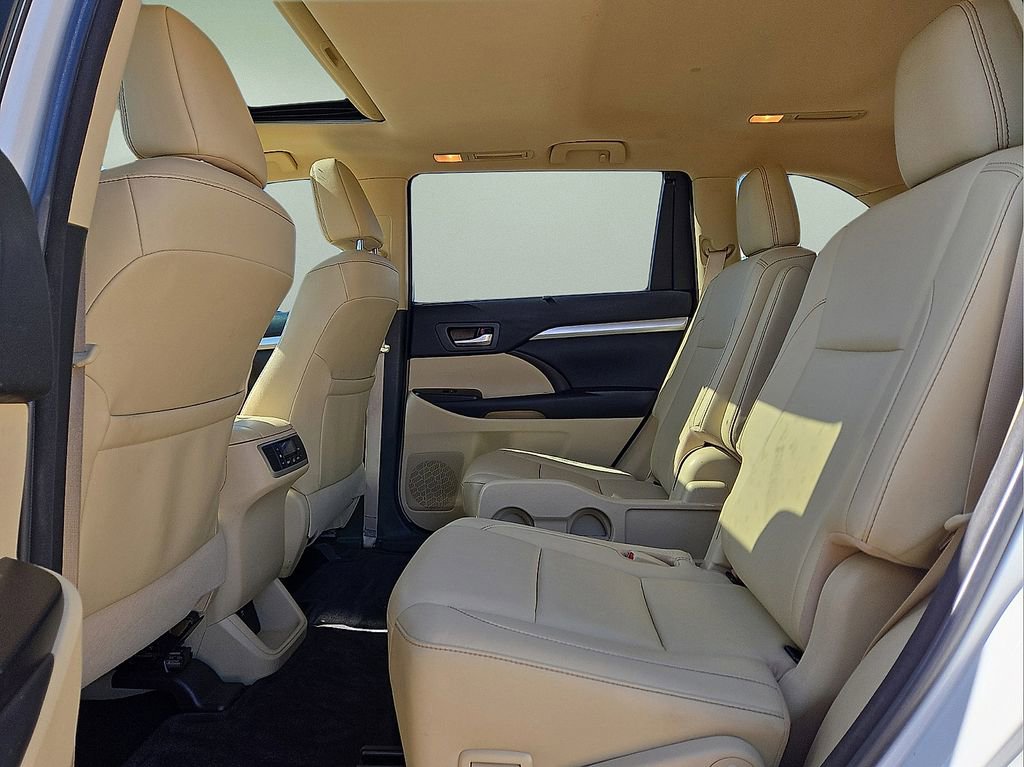 Used 2018 Toyota Highlander XLE image 16