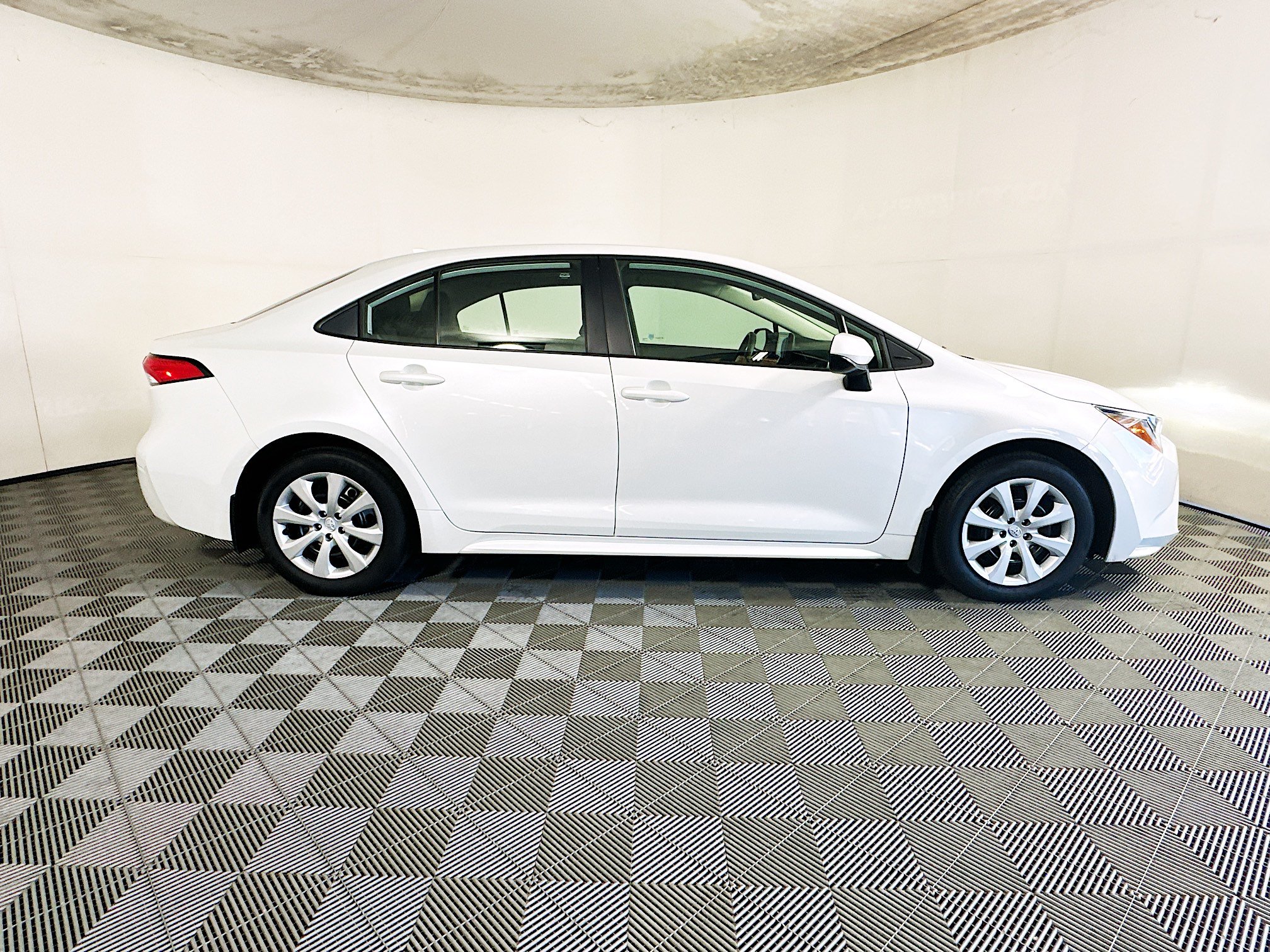 Used 2025 Toyota Corolla LE FWD image 2