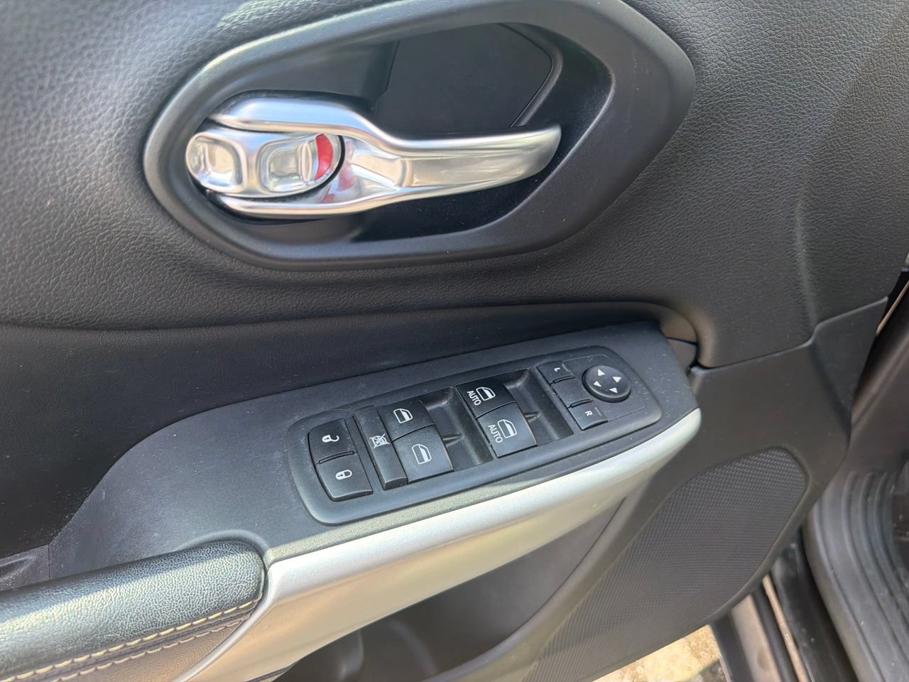 Used 2018 Jeep Cherokee Latitude Plus AWD/4WD image 15