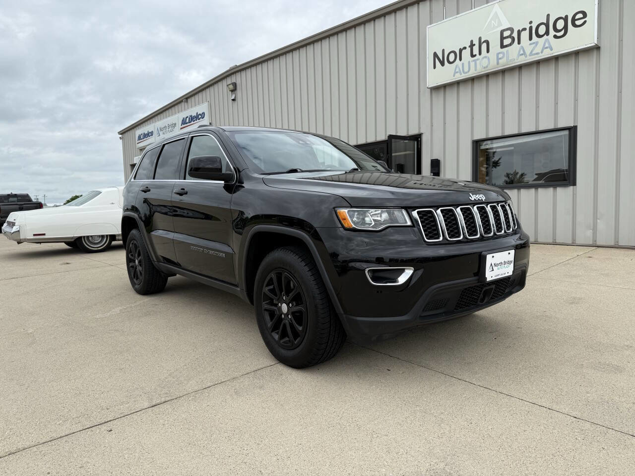 Used 2021 Jeep Grand Cherokee Laredo X image 1