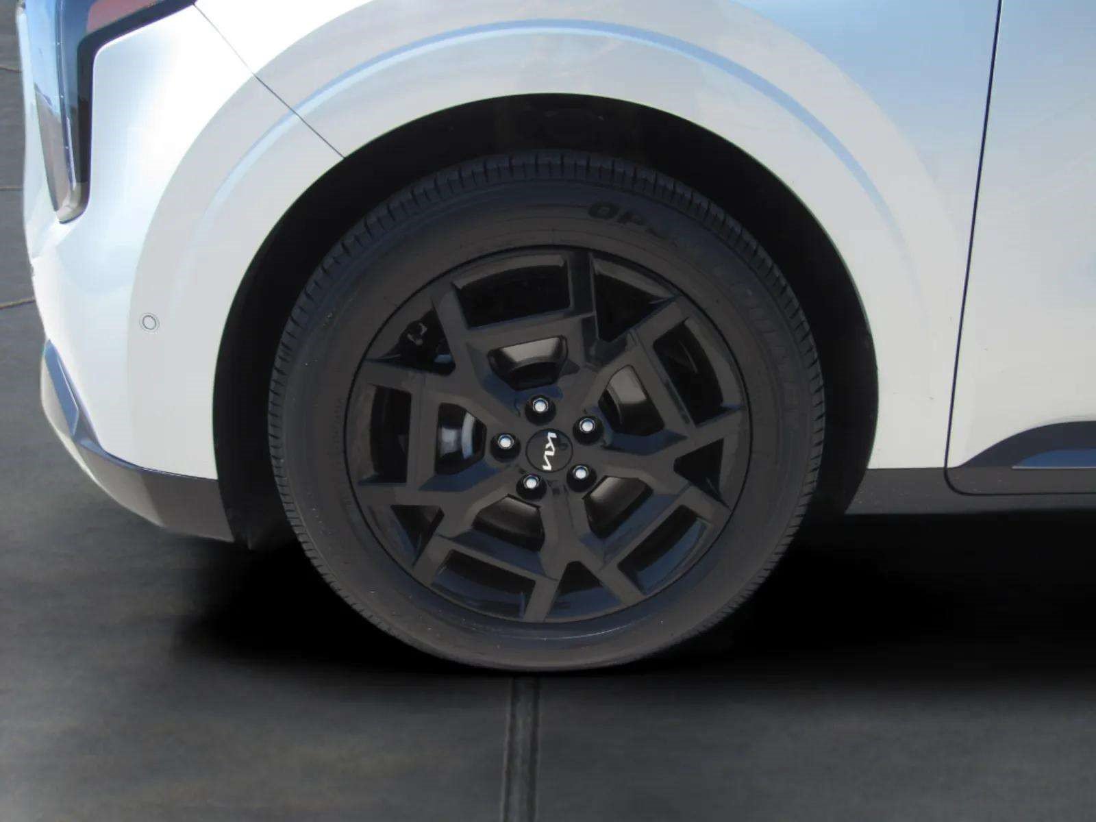 Used 2025 Kia Carnival SX w/ SX Dark Edition Package FWD image 4