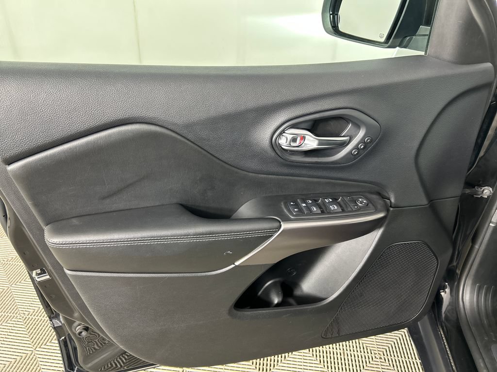 Used 2019 Jeep Cherokee Limited AWD/4WD image 11