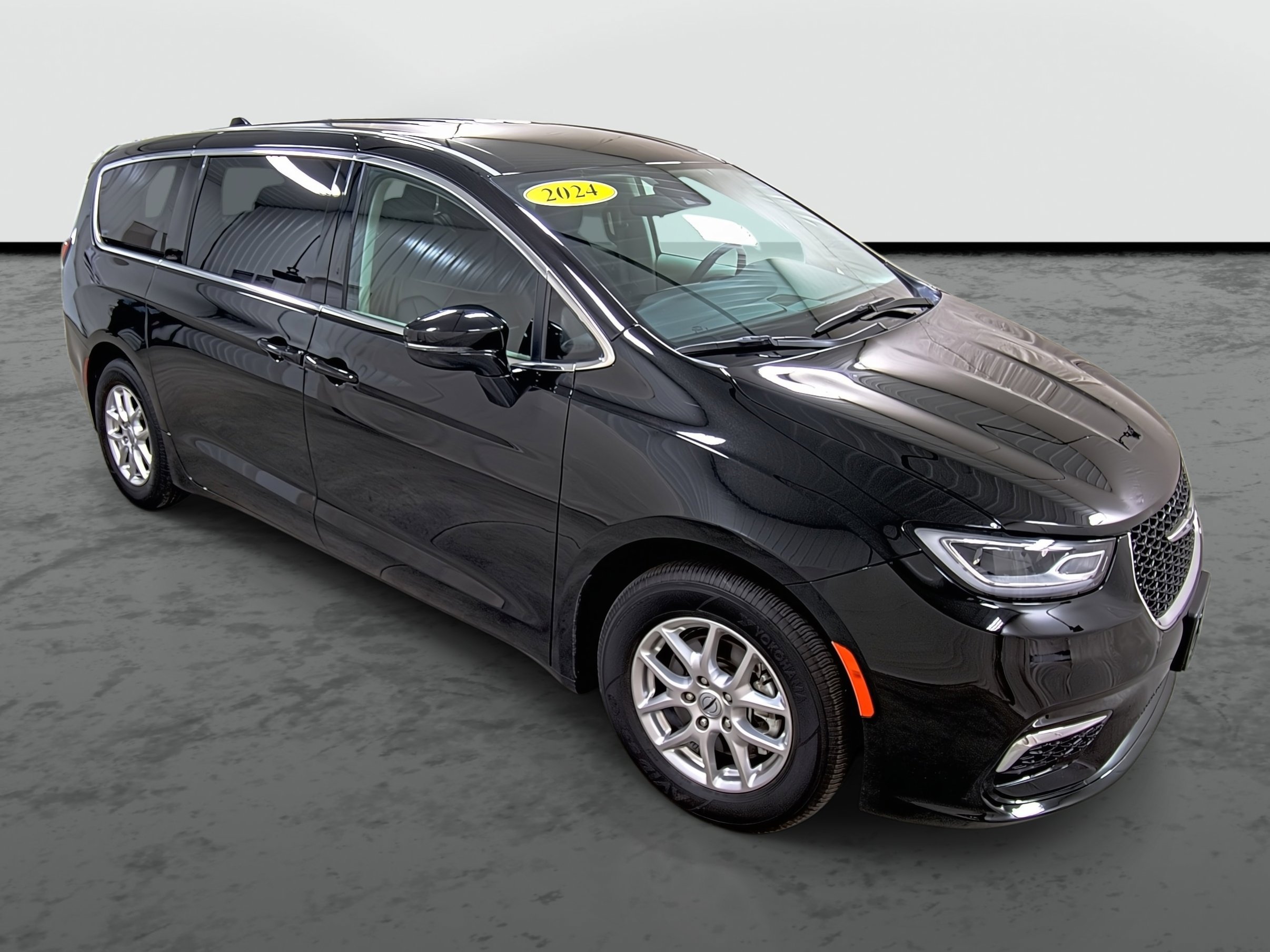 Used 2024 Chrysler Pacifica Touring-L image 5