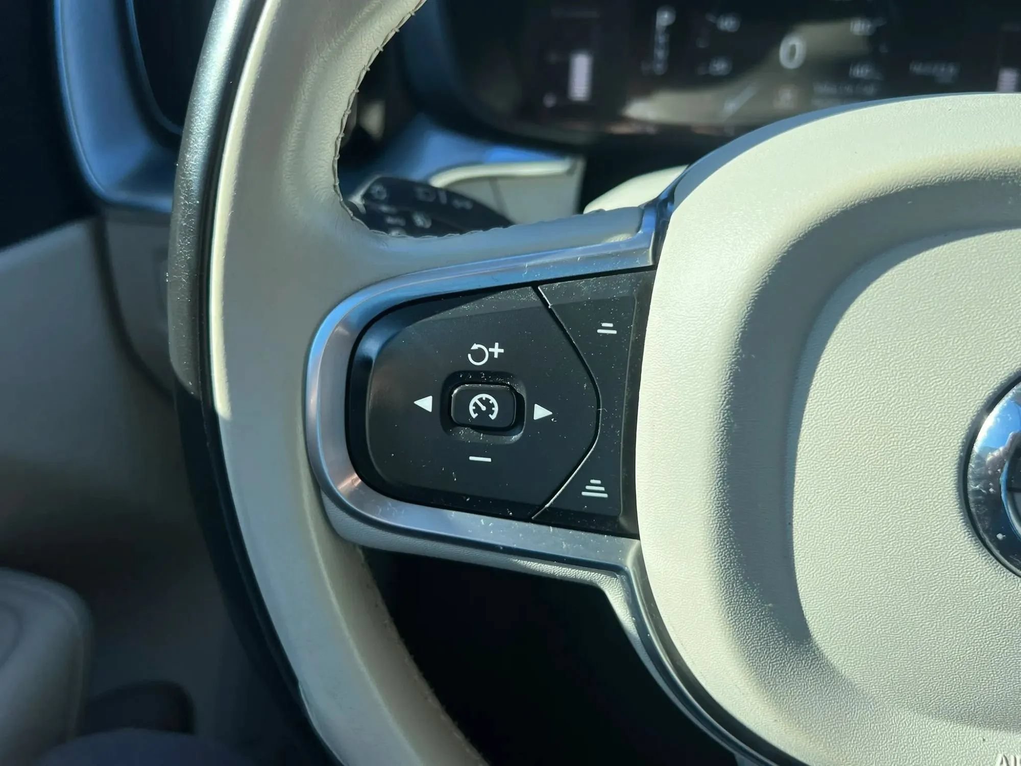 Used 2019 Volvo XC60 T5 Momentum w/ Premium Package AWD/4WD image 20