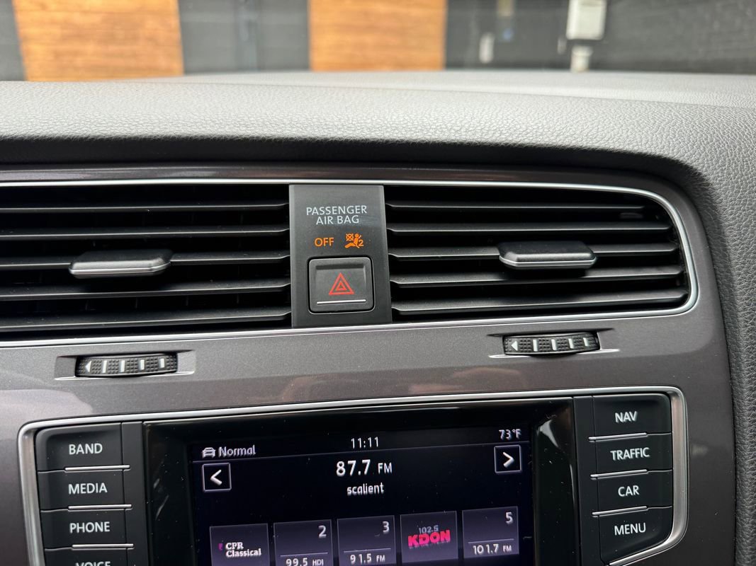 Used 2015 Volkswagen e-Golf Limited Edition FWD image 37