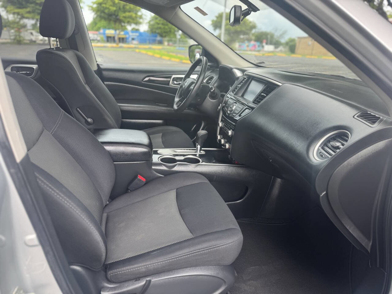 Used 2019 Nissan Pathfinder SV image 10