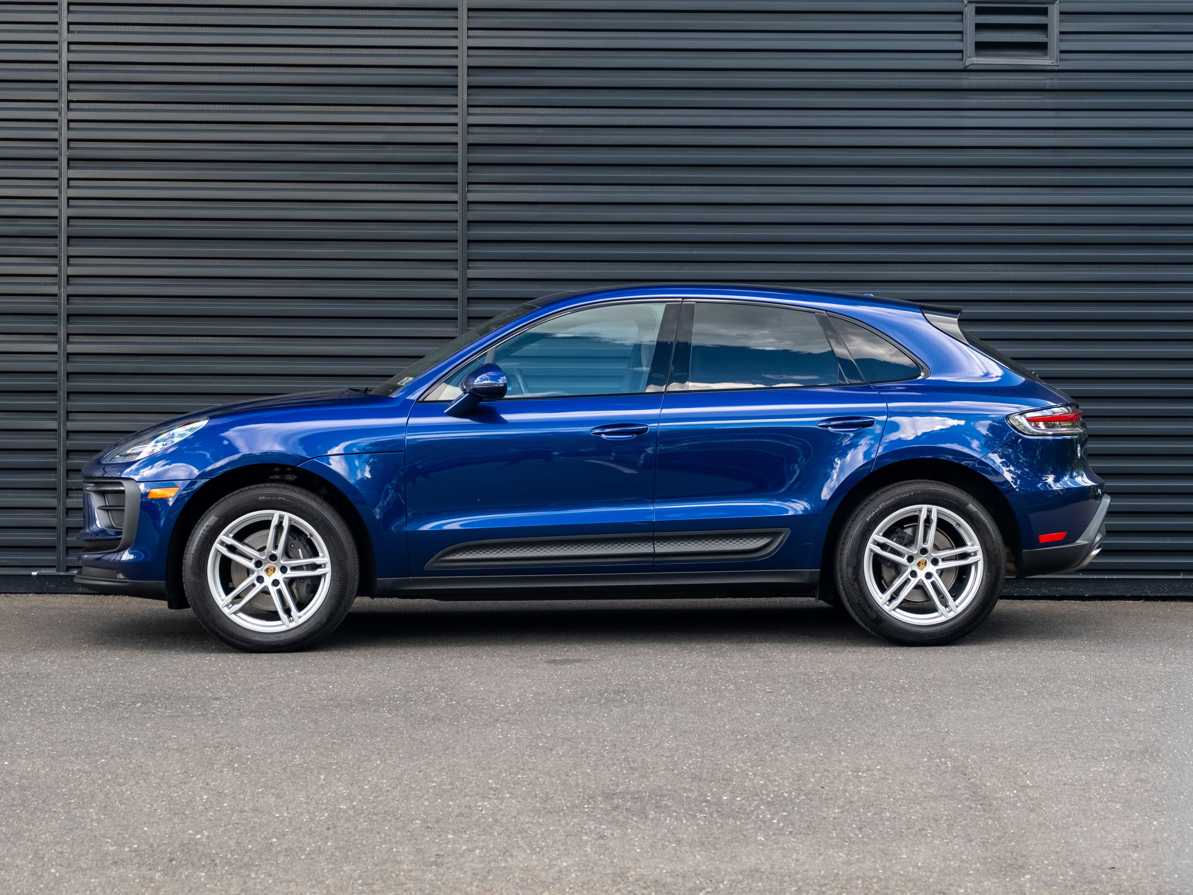 Certified 2024 Porsche Macan AWD/4WD image 2