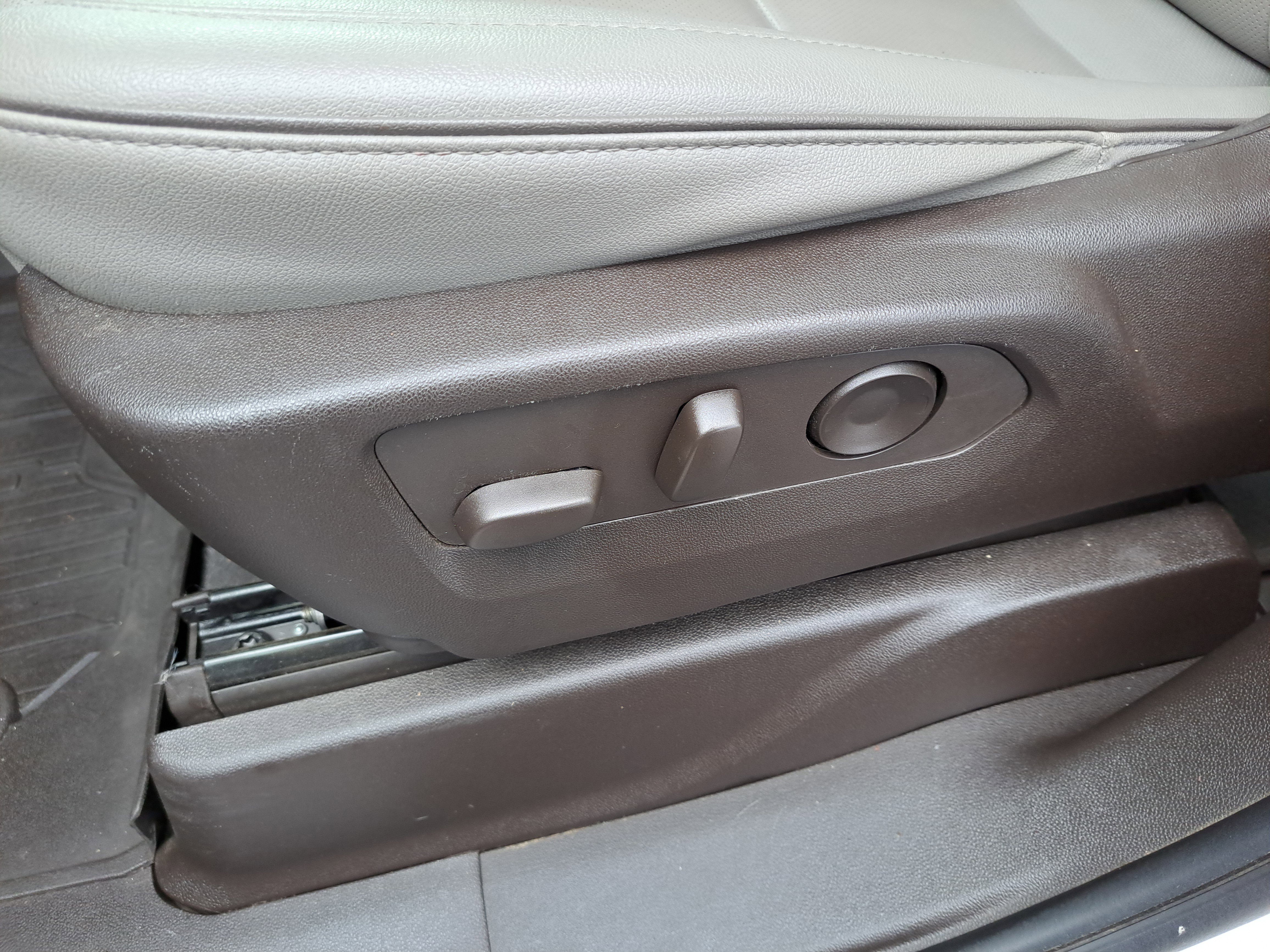 Used 2022 GMC Yukon XL SLT w/ SLT Luxury Package image 14