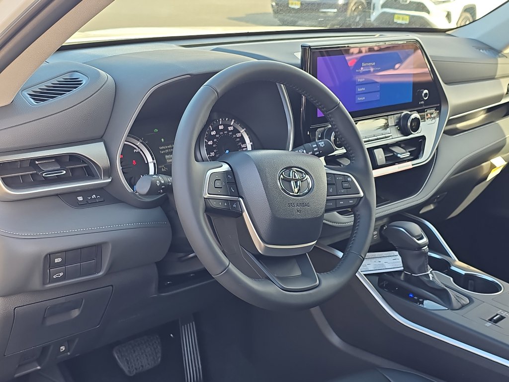 New 2025 Toyota Highlander XLE image 16