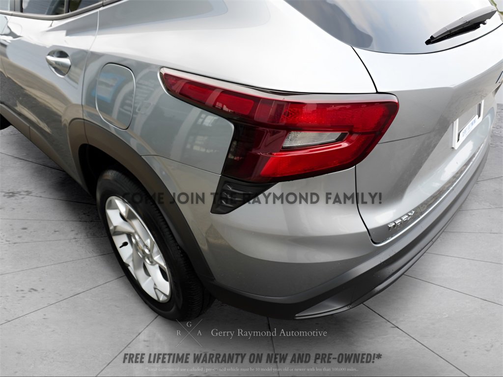 Used 2025 Chevrolet Trax LS w/ LS Convenience Package image 8