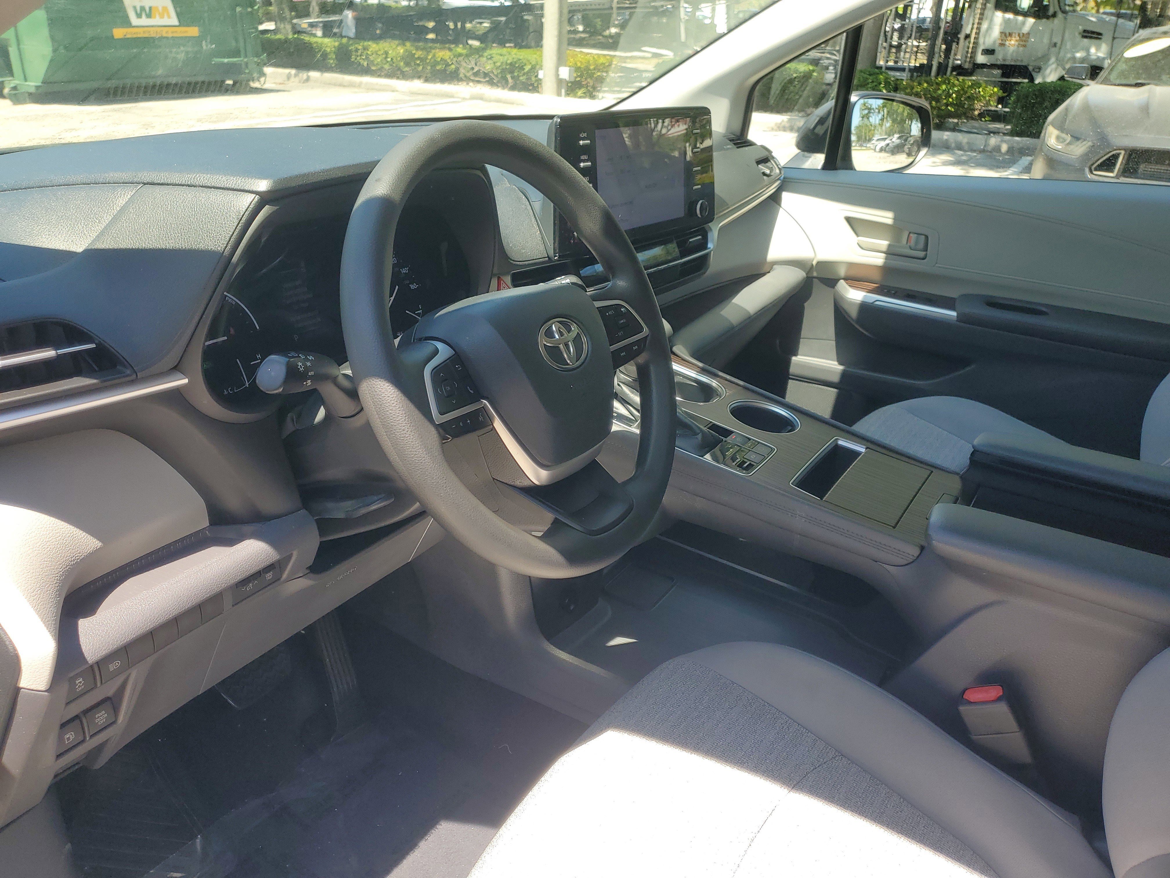 Used 2021 Toyota Sienna LE w/ LE Plus Package FWD image 16