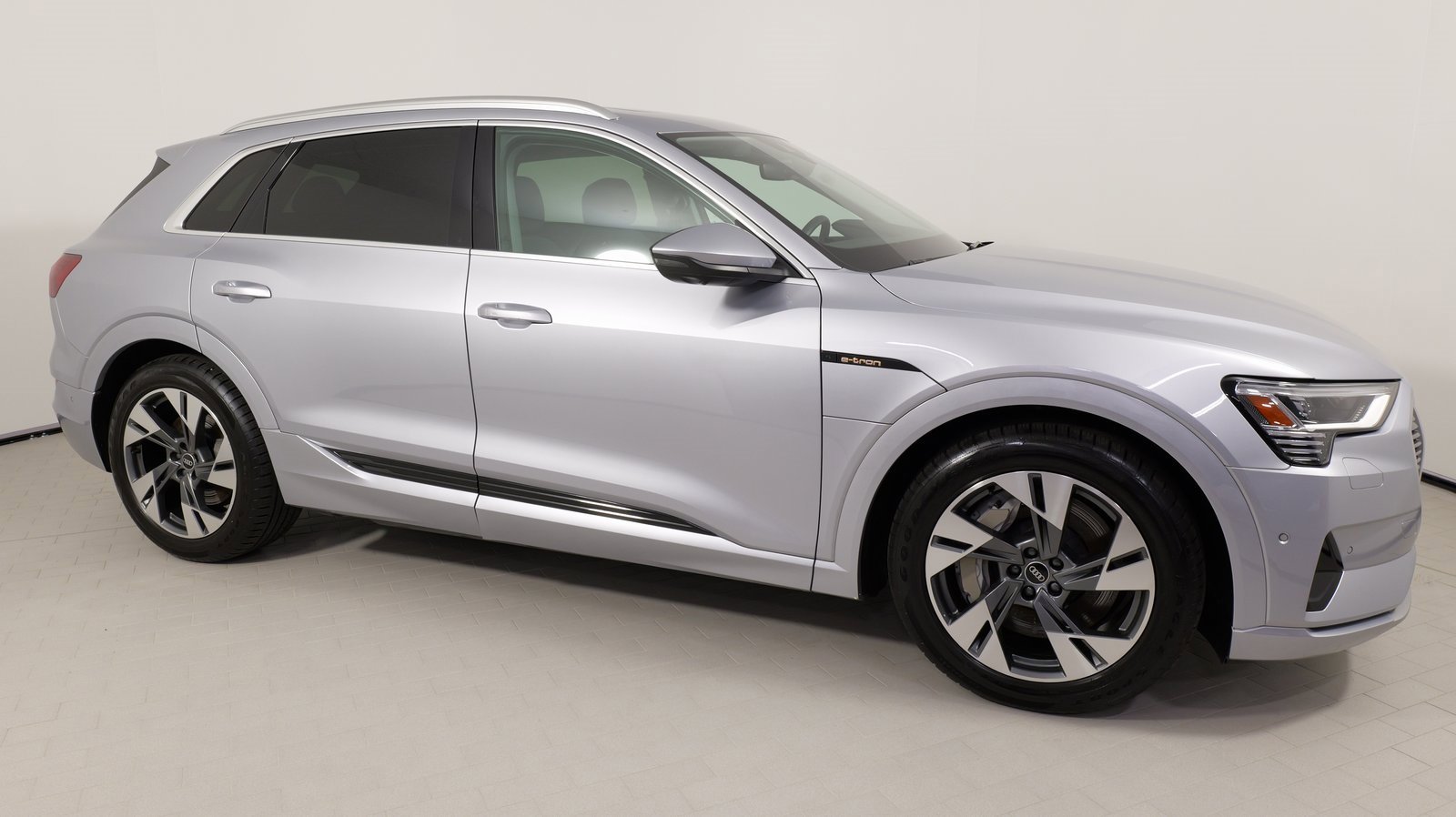 Used 2022 Audi e-tron Premium Plus w/ Premium Plus Package image 25