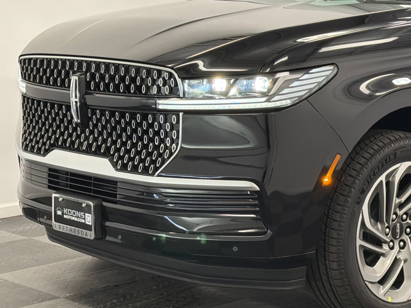 New 2026 Lincoln Navigator L Premier AWD/4WD image 2