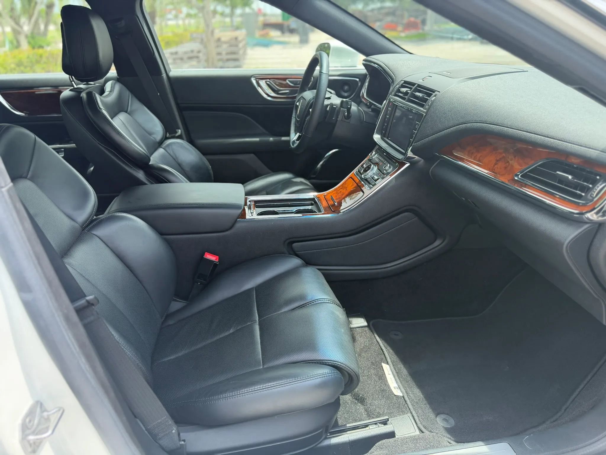 Used 2020 Lincoln Continental AWD w/ Premium Package image 28